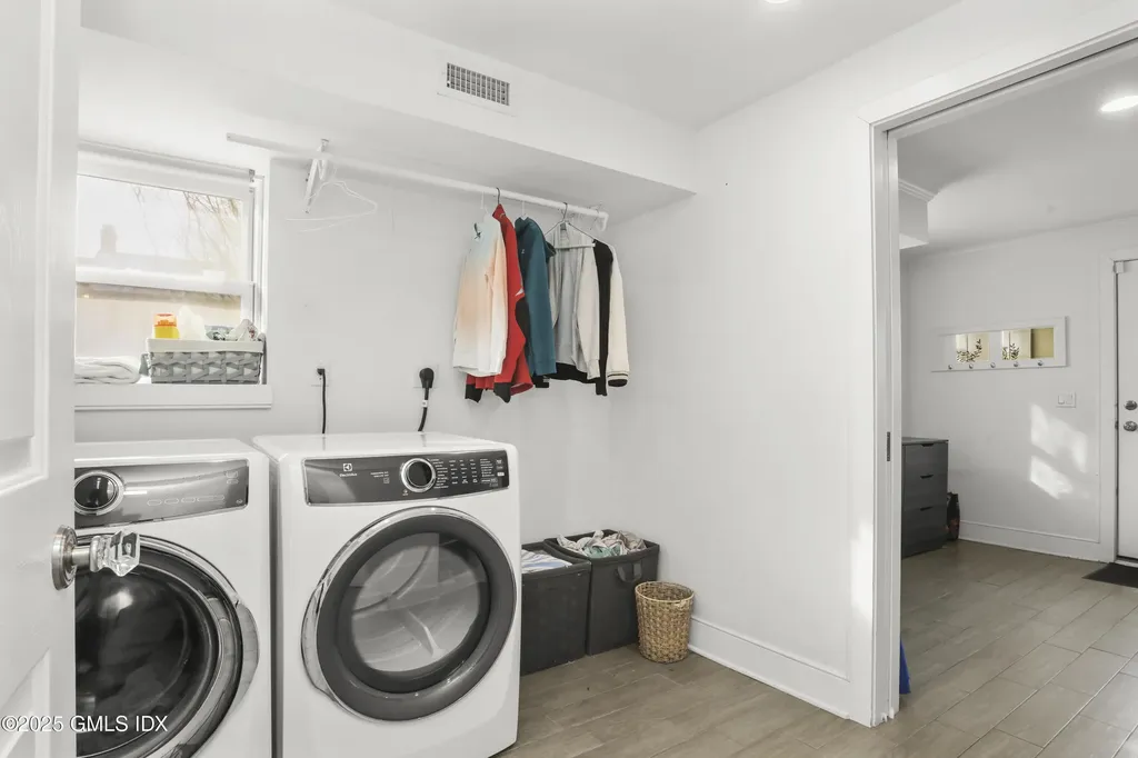 6 Meadowbank Road Old Greenwich CT 06870