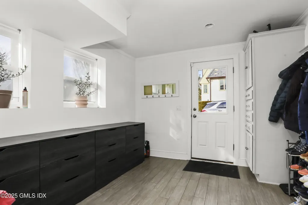 6 Meadowbank Road Old Greenwich CT 06870