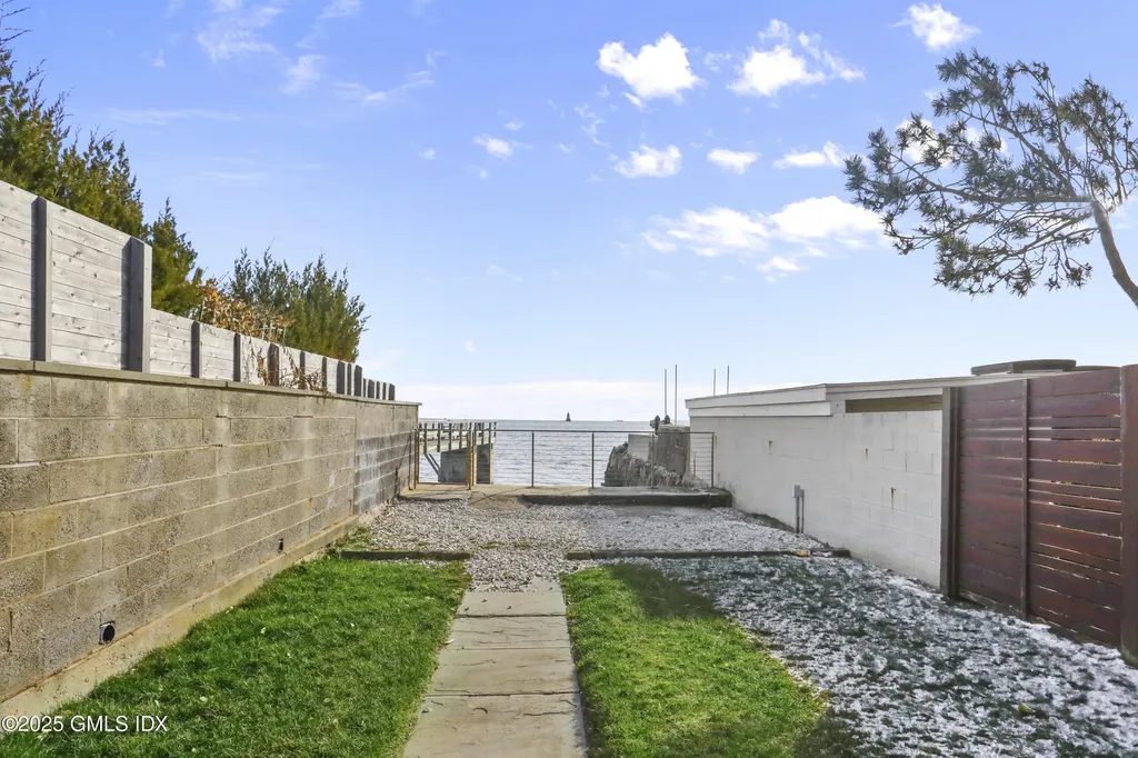 6 Meadowbank Road Old Greenwich CT 06870