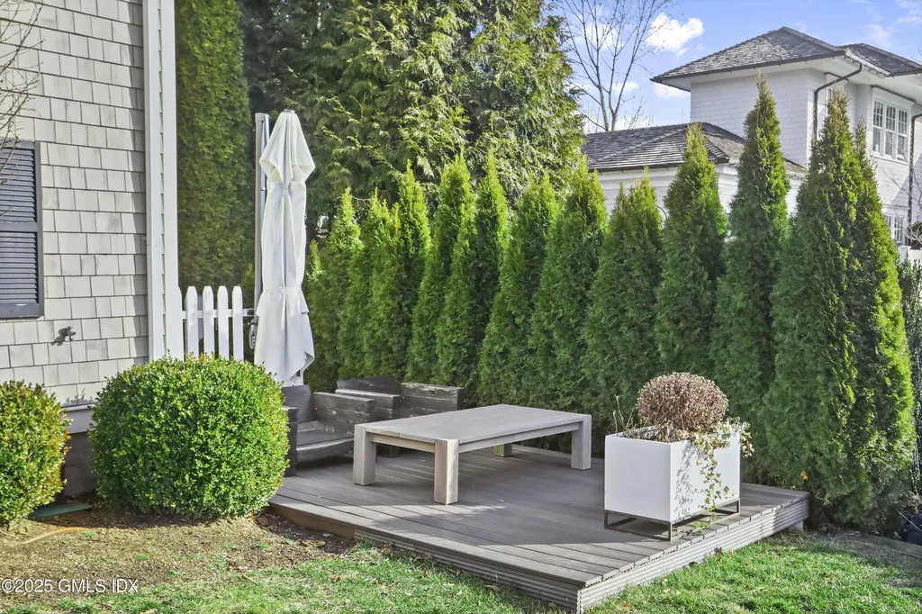 6 Meadowbank Road Old Greenwich CT 06870