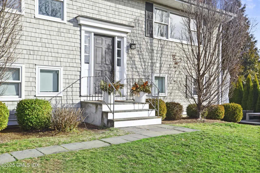 6 Meadowbank Road Old Greenwich CT 06870