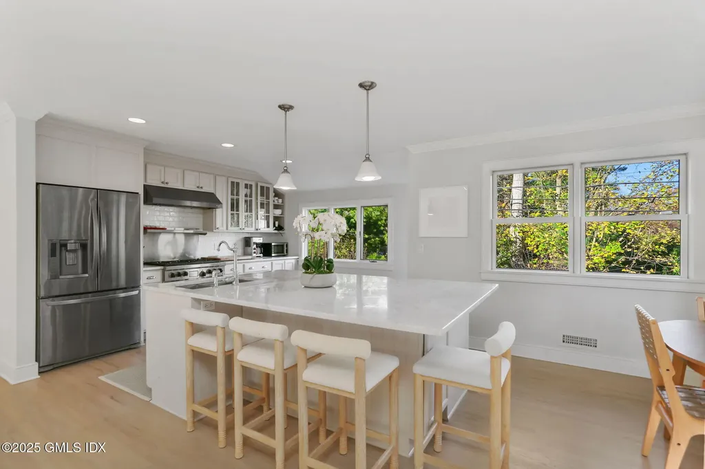 6 Meadowbank Road Old Greenwich CT 06870