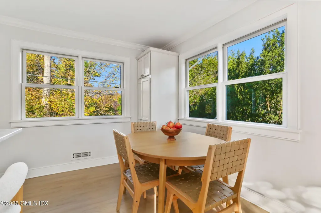 6 Meadowbank Road Old Greenwich CT 06870