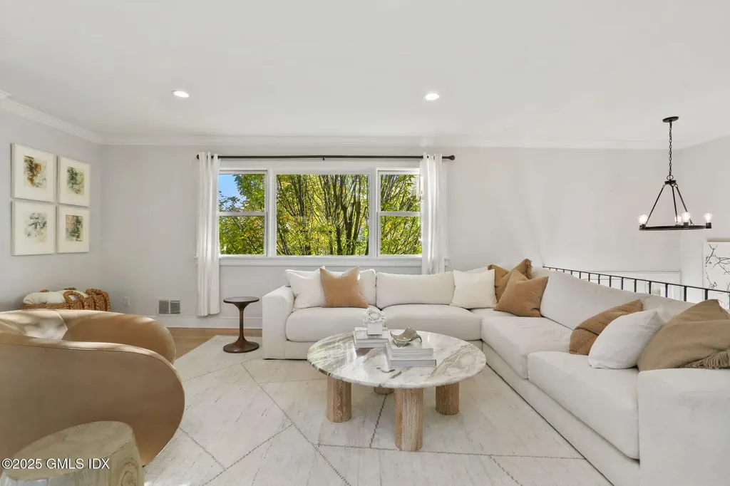 6 Meadowbank Road Old Greenwich CT 06870