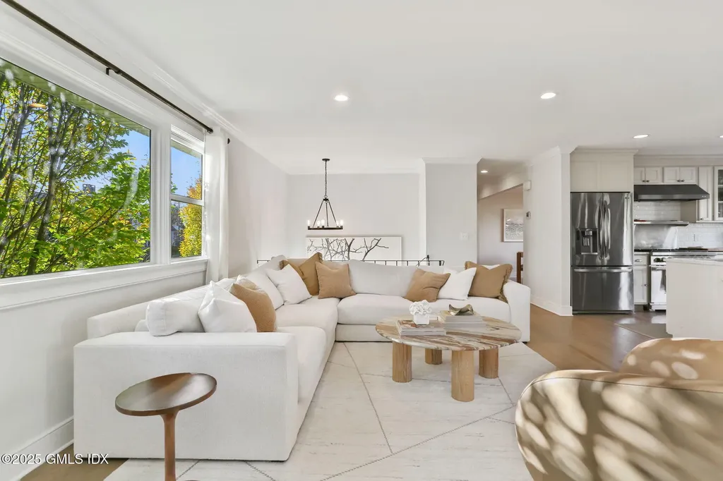 6 Meadowbank Road Old Greenwich CT 06870