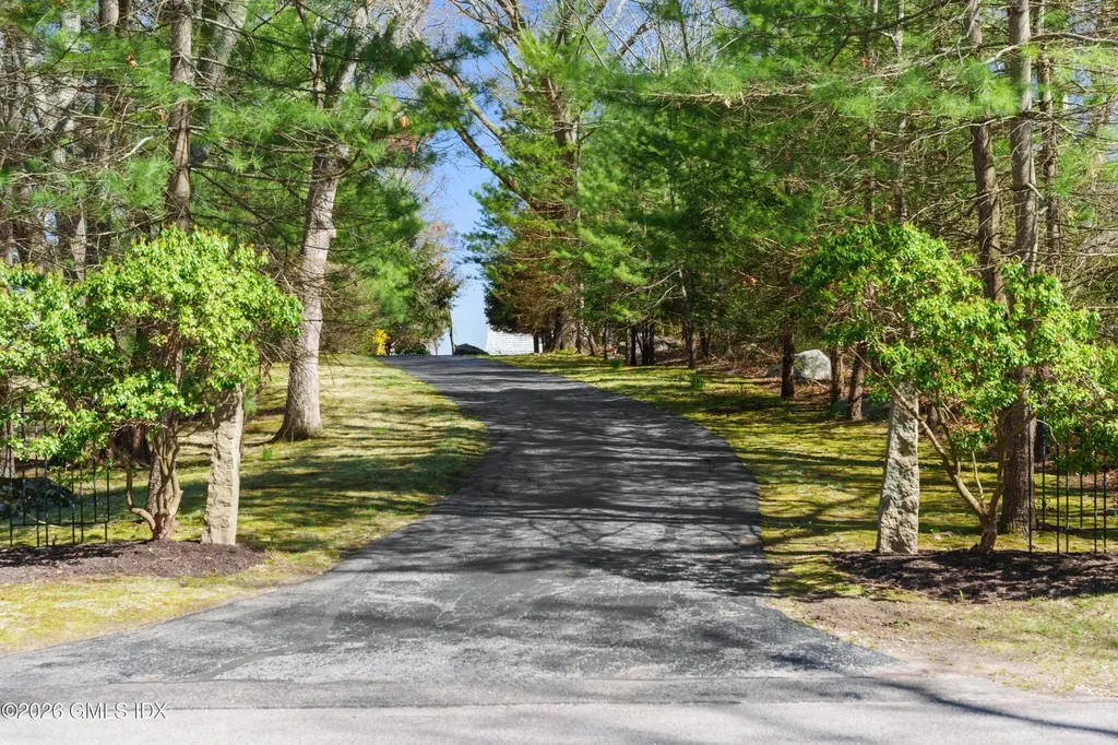 39 Chippechaug Trail Stonington CT 06378