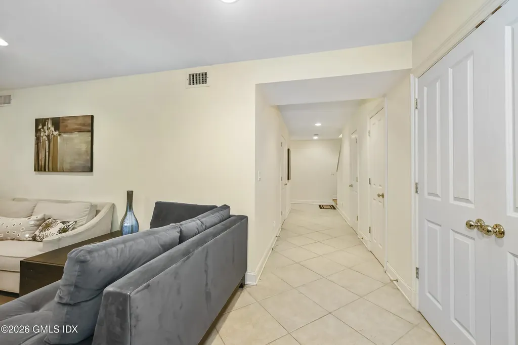 17 Windy Knolls Right Side Greenwich CT 06831
