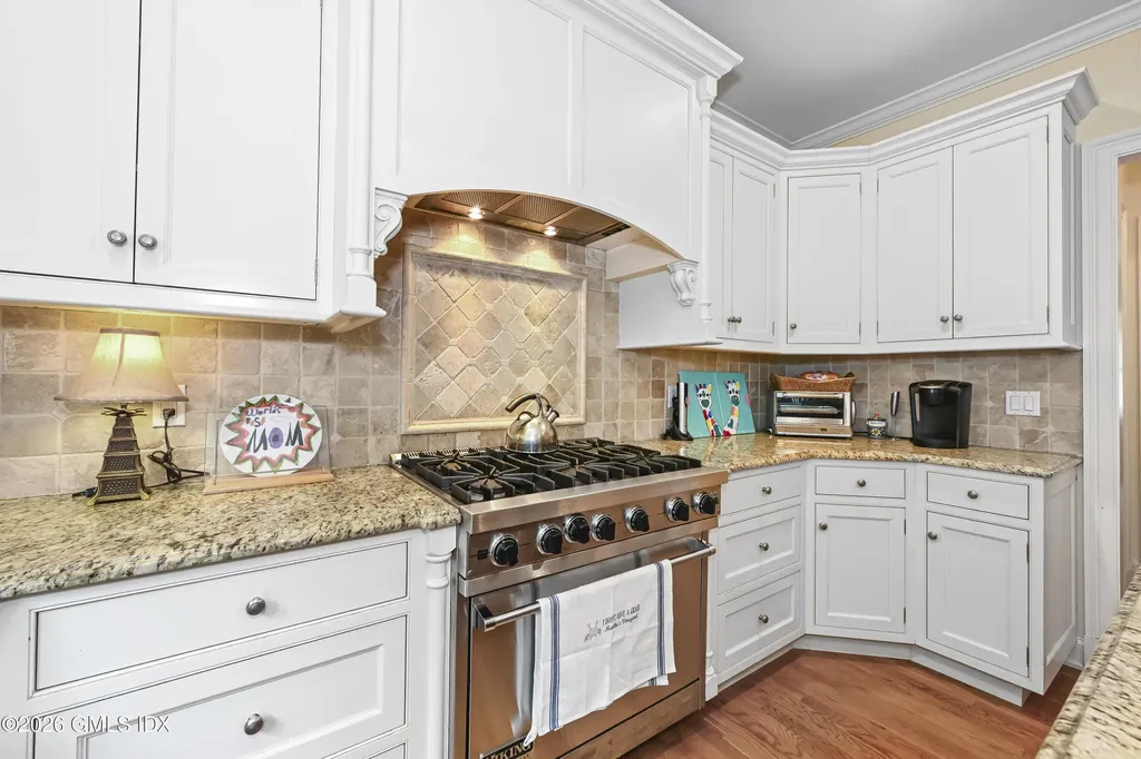 17 Windy Knolls Right Side Greenwich CT 06831