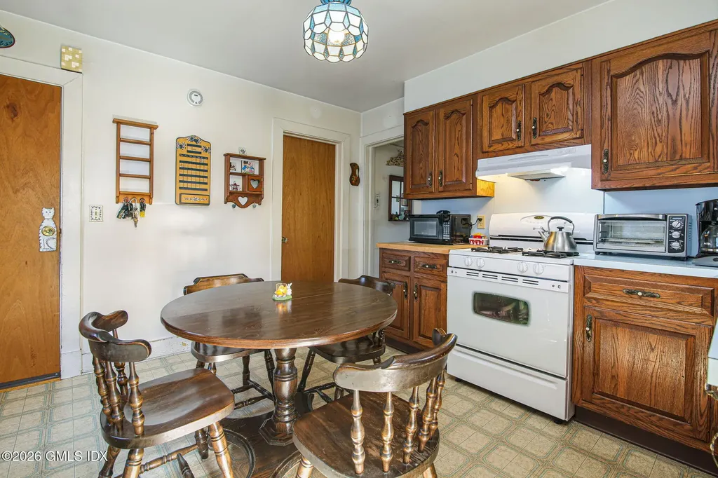 64 Le Grande Avenue Greenwich CT 06830