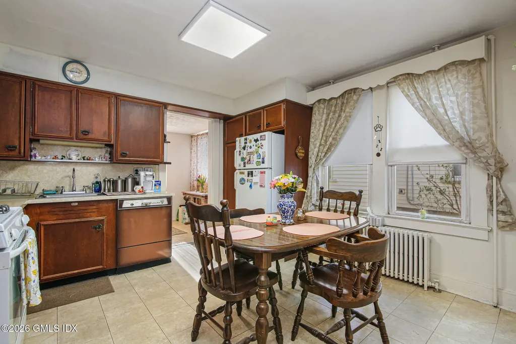 64 Le Grande Avenue Greenwich CT 06830