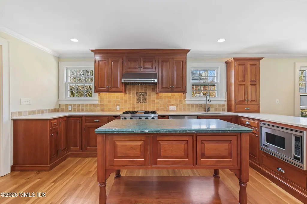 93 Summit Road Riverside CT 06878