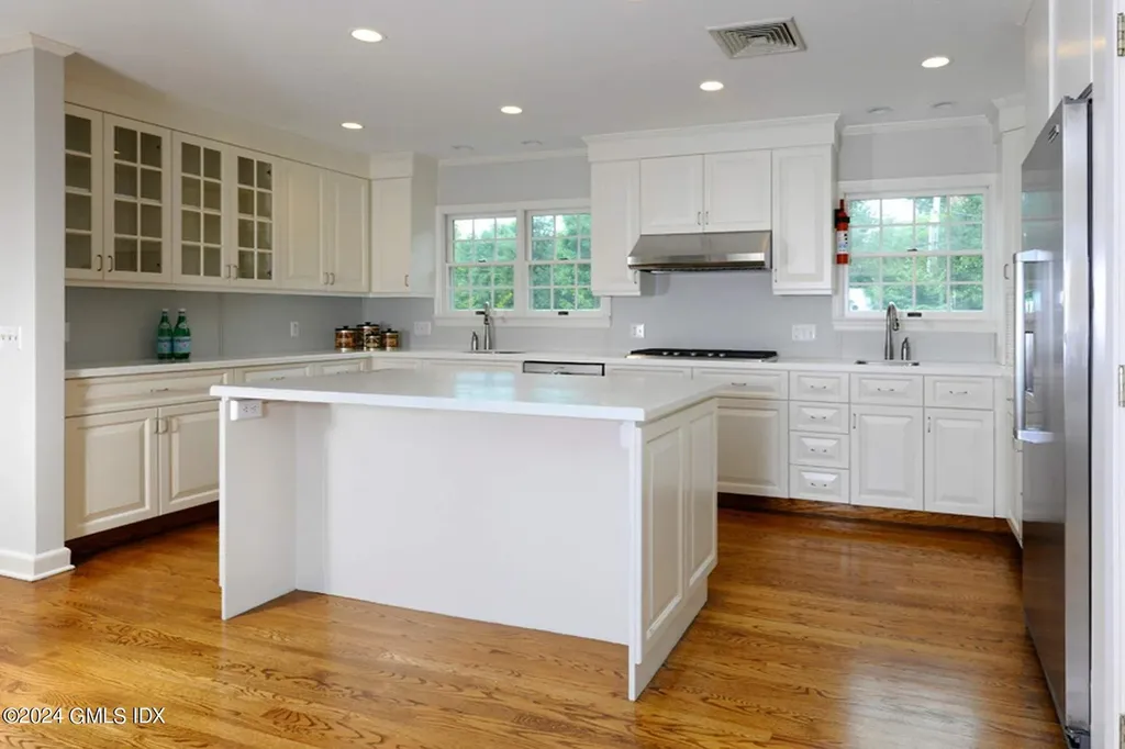 8 Indian Point Lane Riverside CT 06878