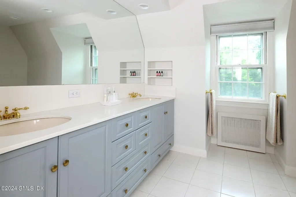 8 Indian Point Lane Riverside CT 06878