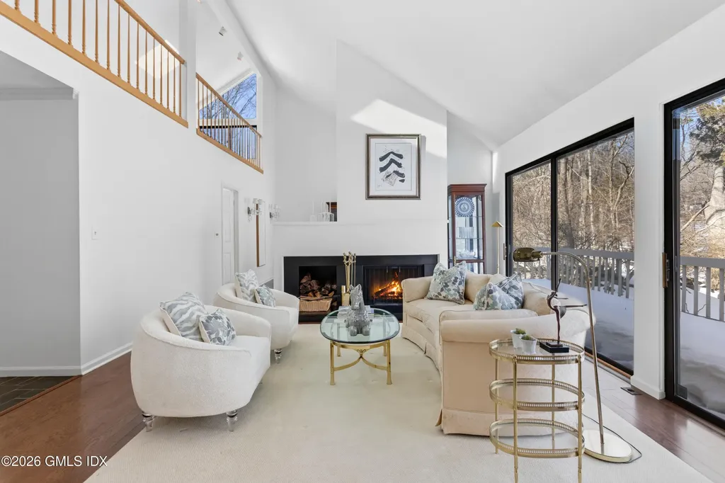 Greenwich CT, 308 W Lyon Farm Drive, Unit 308
