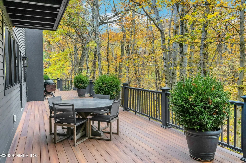 41 Stone Brook Lane Cos Cob CT 06807