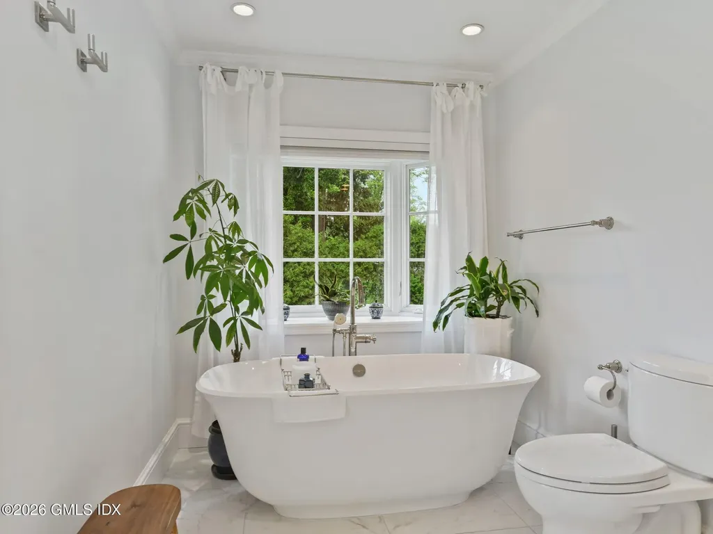 47 Owenoke Way Riverside CT 06878