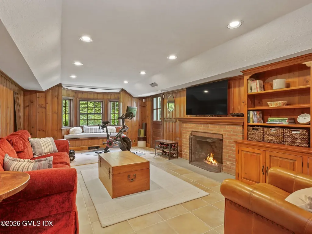 47 Owenoke Way Riverside CT 06878