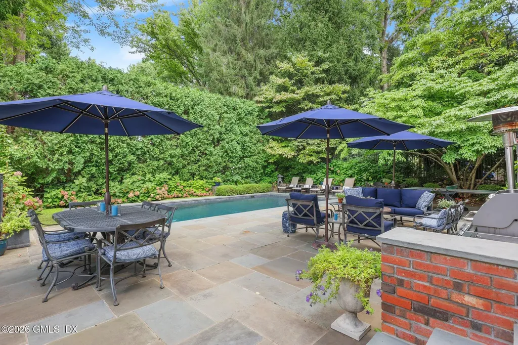 47 Owenoke Way Riverside CT 06878