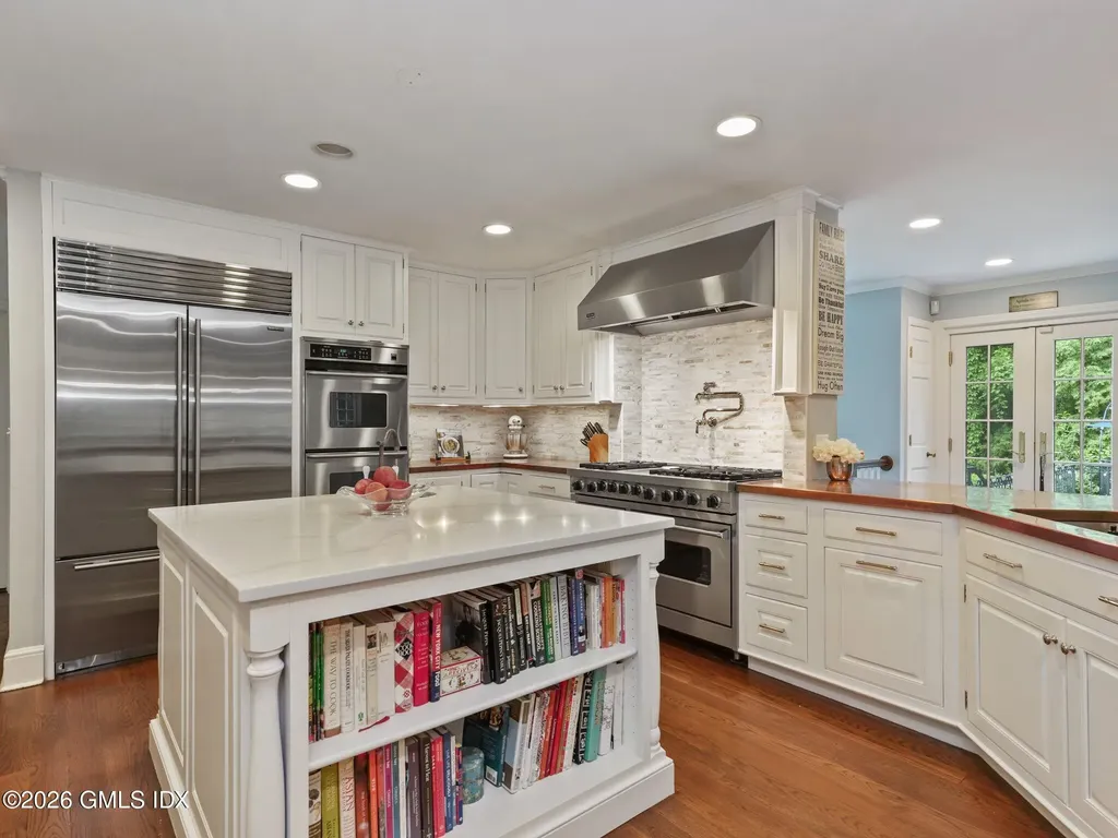 47 Owenoke Way Riverside CT 06878