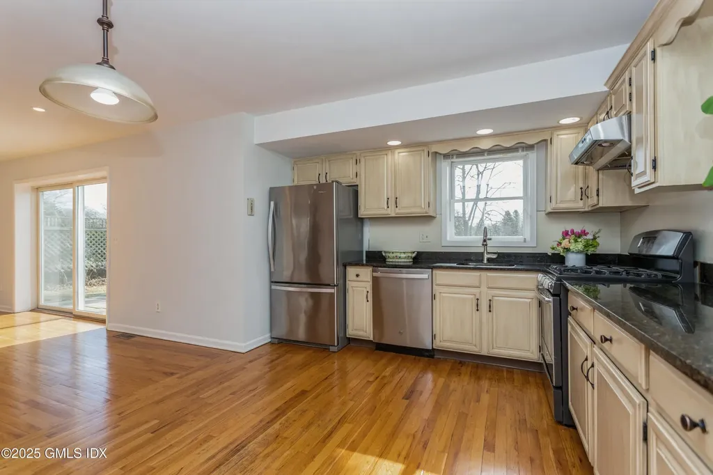 55 Richmond Drive Old Greenwich CT 06870