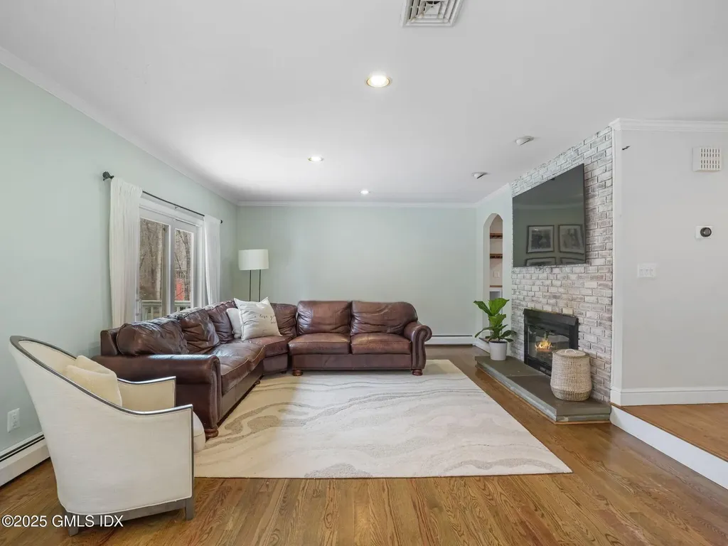 216 Barclay Drive Stamford CT 06903