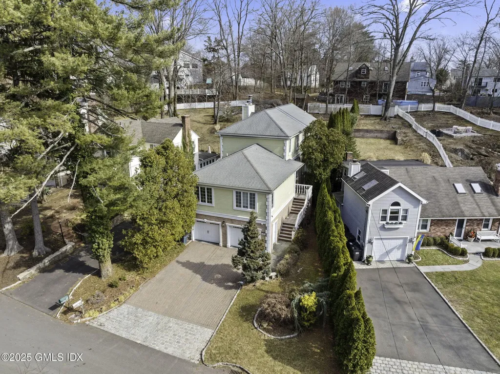 39 Center Drive Old Greenwich CT 06870