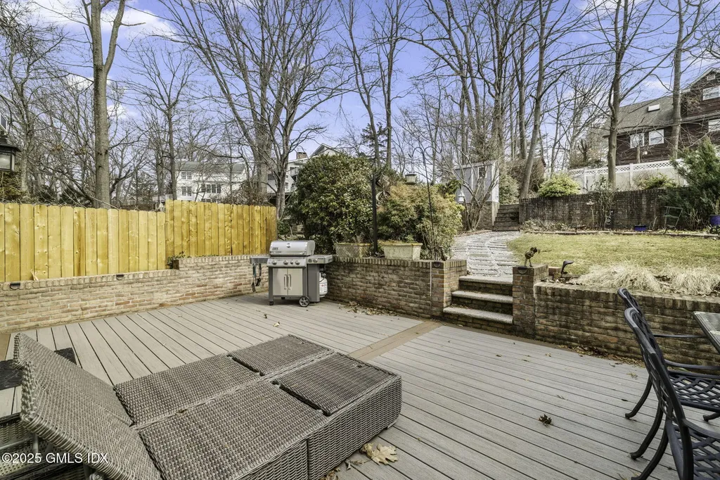 39 Center Drive Old Greenwich CT 06870