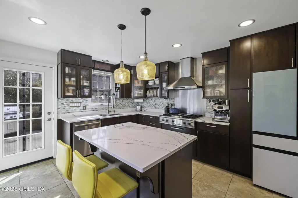 39 Center Drive Old Greenwich CT 06870