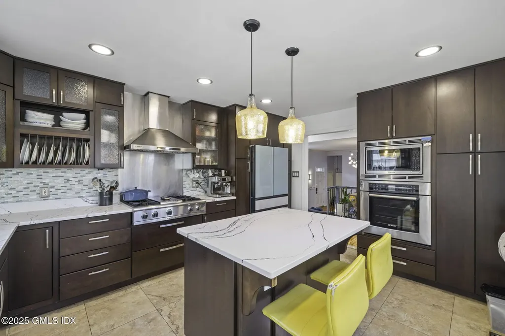 39 Center Drive Old Greenwich CT 06870