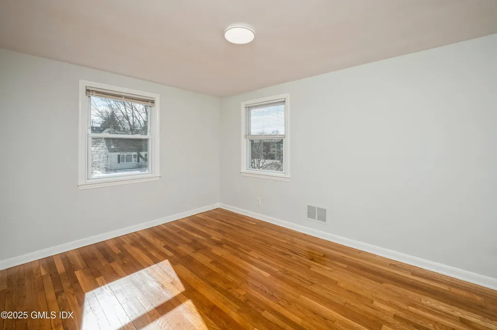 19 Bayside Terrace Riverside CT 06878