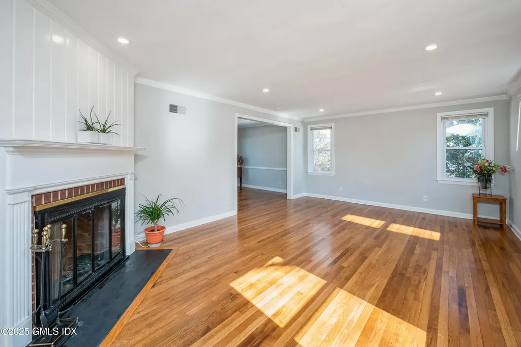 19 Bayside Terrace Riverside CT 06878