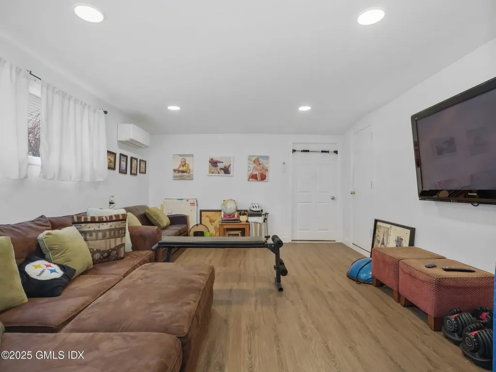 31 Summit Road Riverside CT 06878