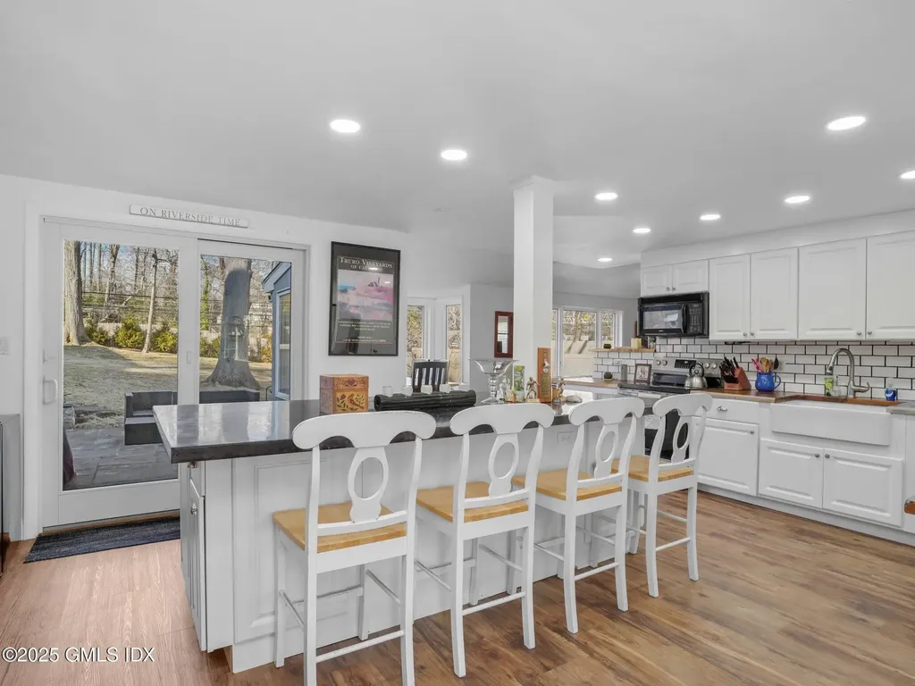 31 Summit Road Riverside CT 06878