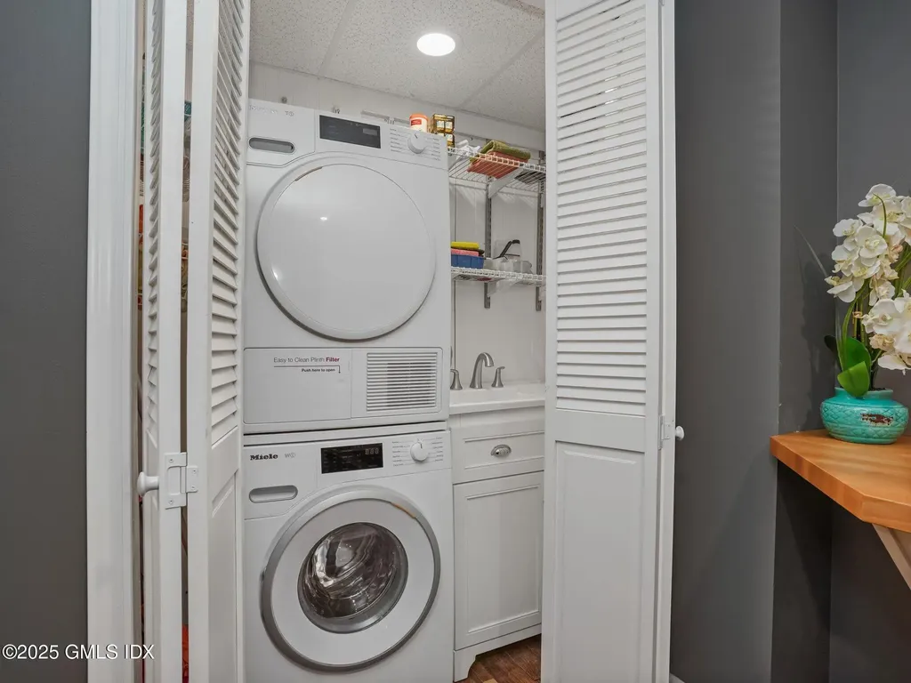 18 Coachlamp Lane Stamford CT 06902