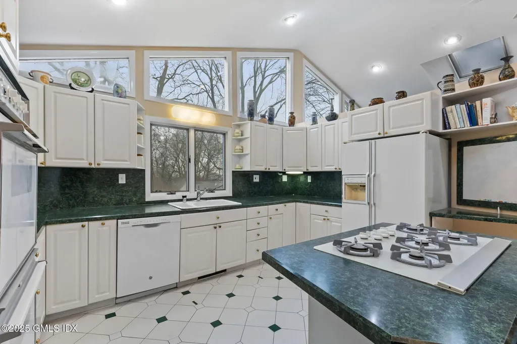 23 Old Wagon Road Old Greenwich CT 06870