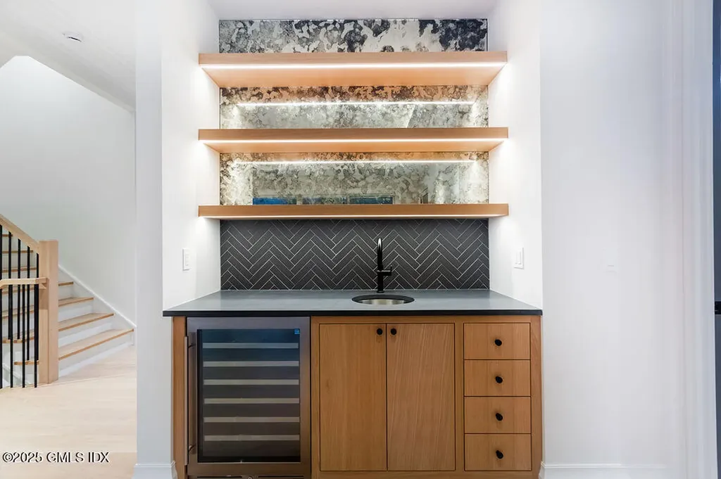 6 Dorchester Lane Riverside CT 06878