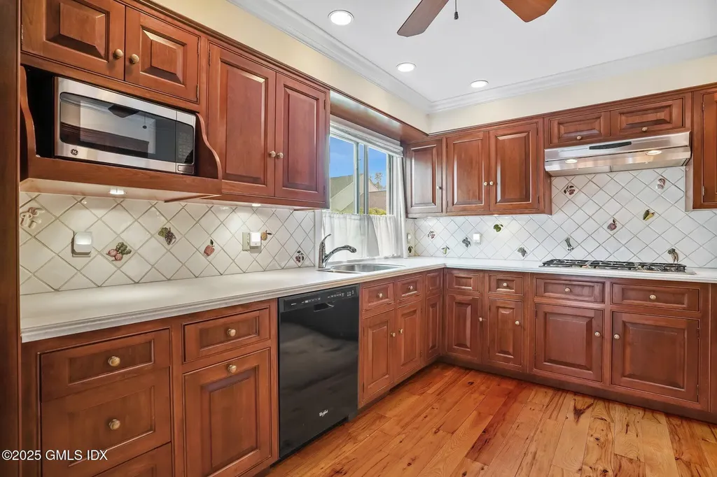 34 Silo Circle Riverside CT 06878