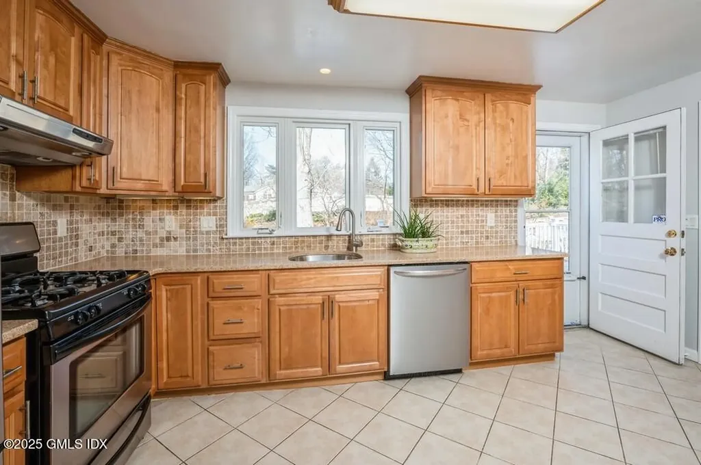 19 Bayside Terrace Riverside CT 06878