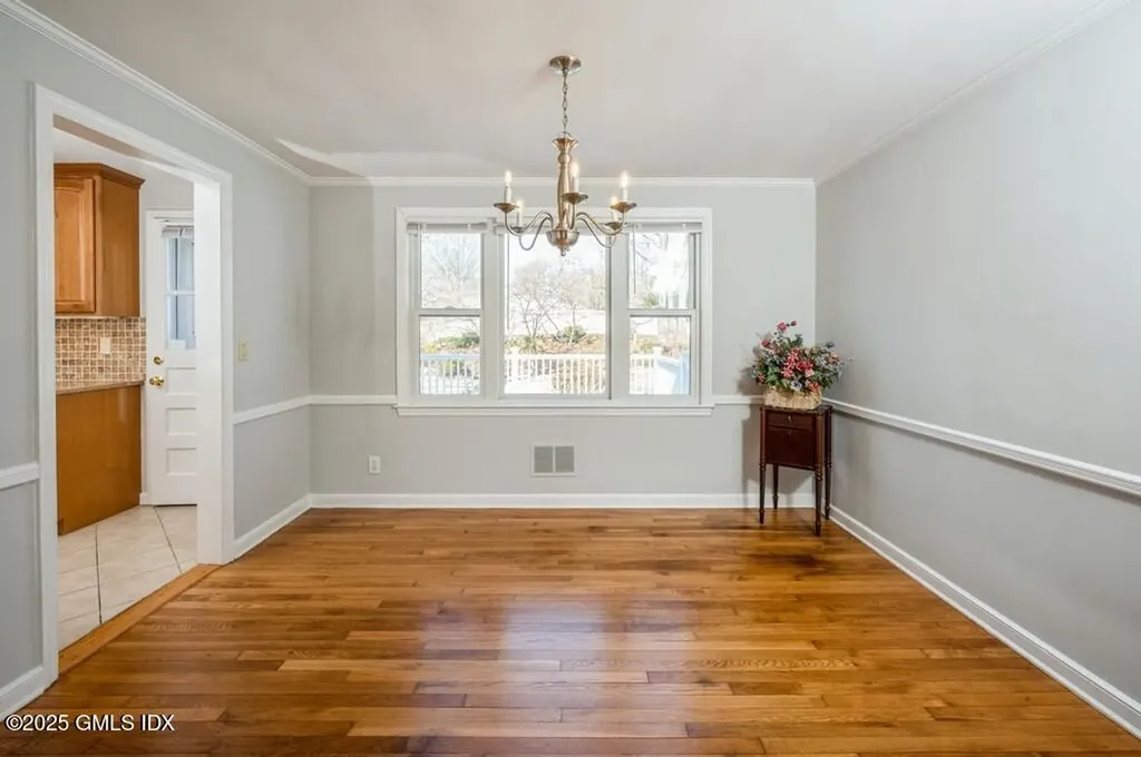 19 Bayside Terrace Riverside CT 06878