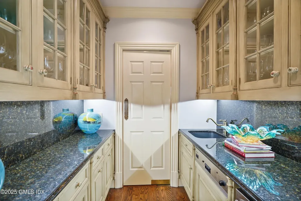 8 Chieftans Road Greenwich CT 06831