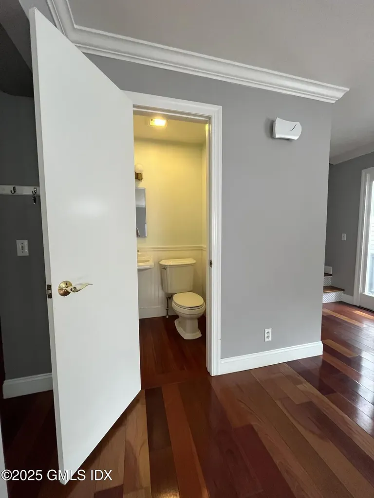 21 Booth Court Greenwich CT 06830