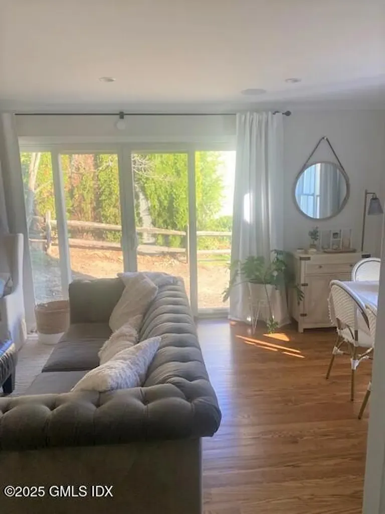 8 Perry Place Riverside CT 06878