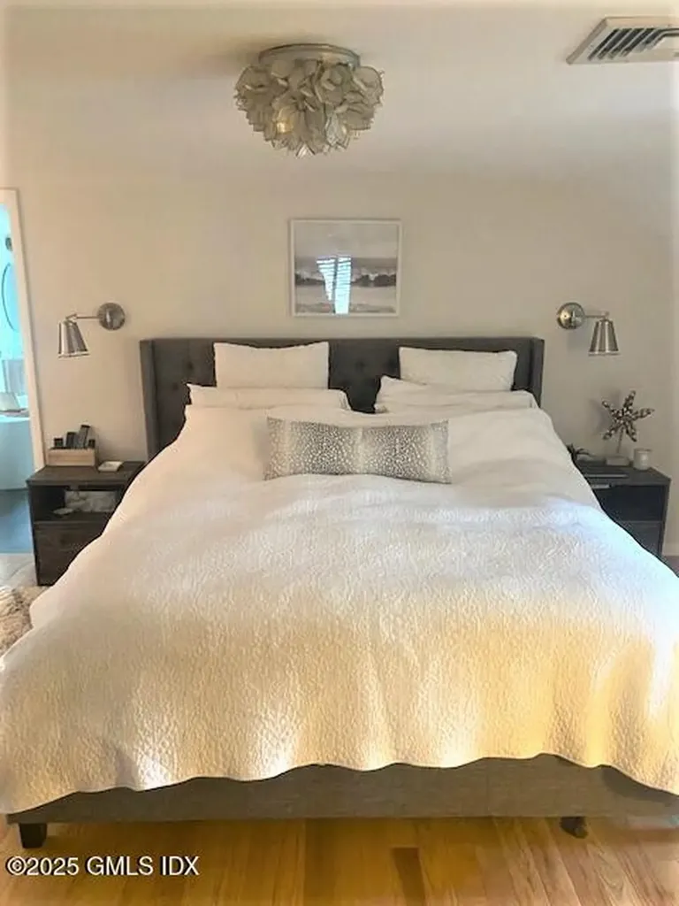 8 Perry Place Riverside CT 06878