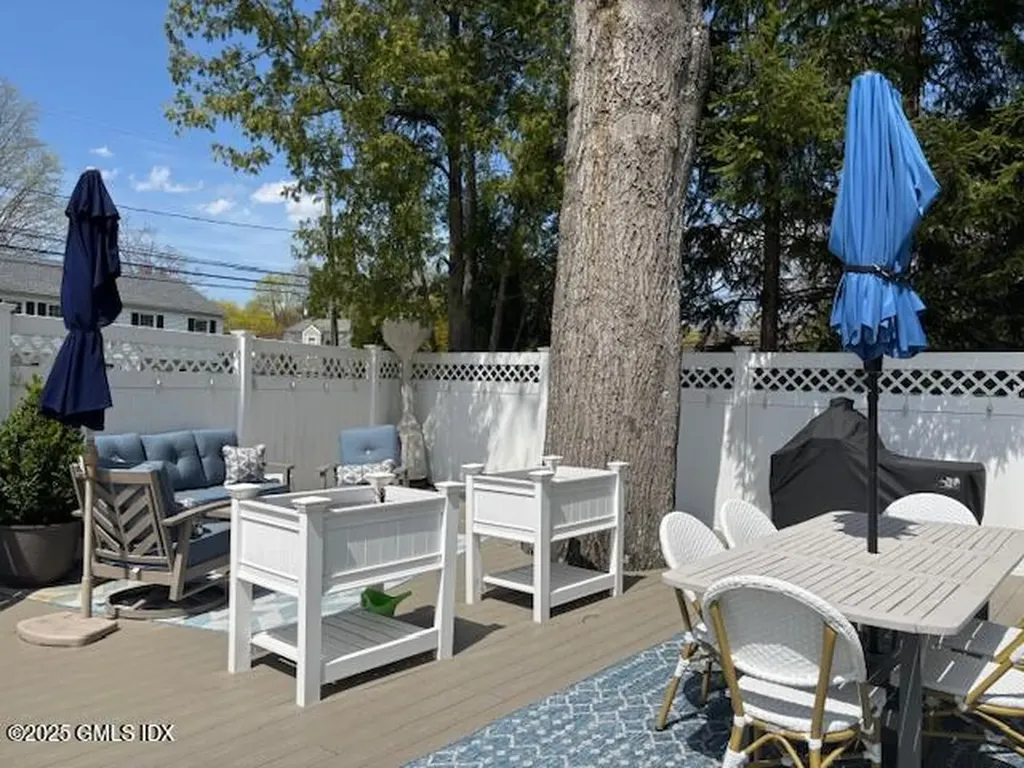 8 Perry Place Riverside CT 06878