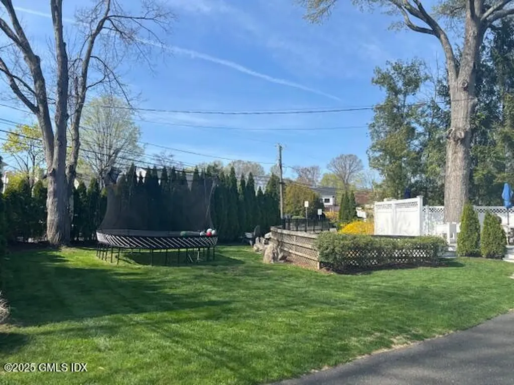 8 Perry Place Riverside CT 06878