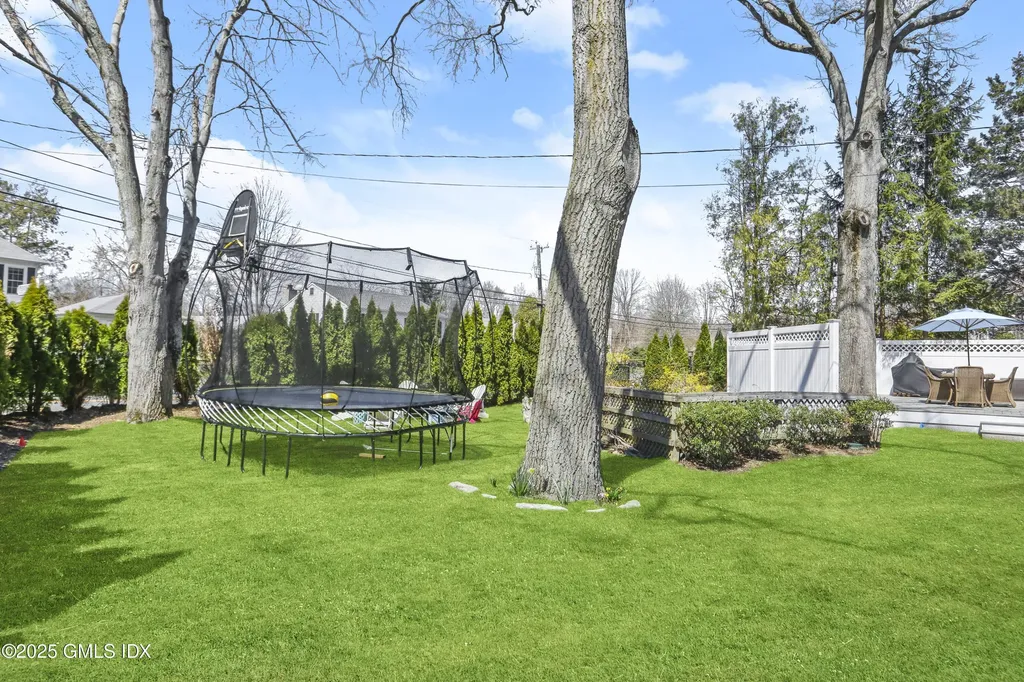 8 Perry Place Riverside CT 06878