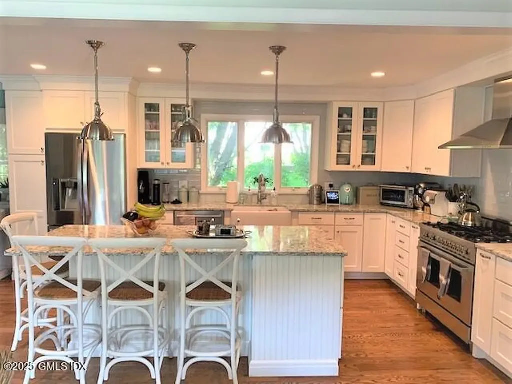 8 Perry Place Riverside CT 06878