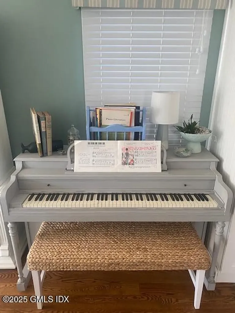 8 Perry Place Riverside CT 06878