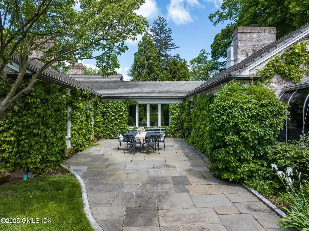 33 Meadow Wood Drive Greenwich CT 06830