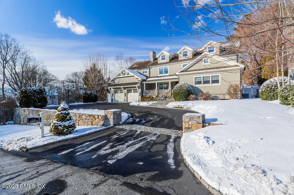 7 Robin Place Old Greenwich CT 06870